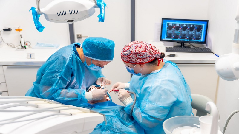 آماده سازی استخوان فک بالا با جراحی لیفت سینوس